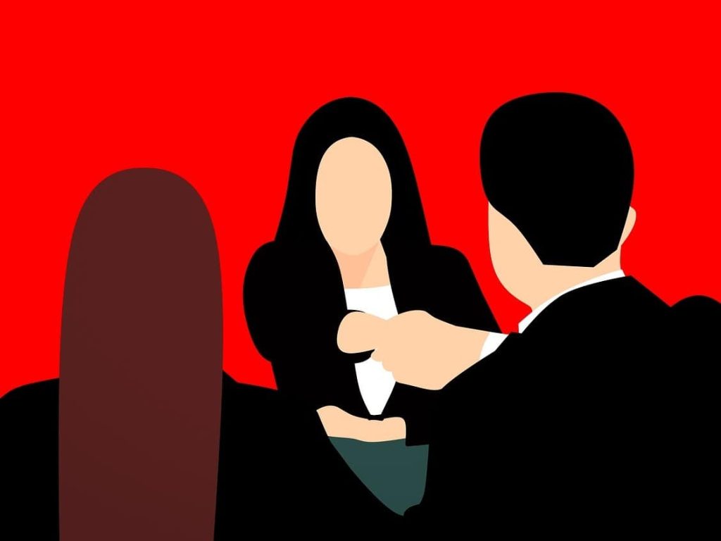 מעסיקה לוחצת יד