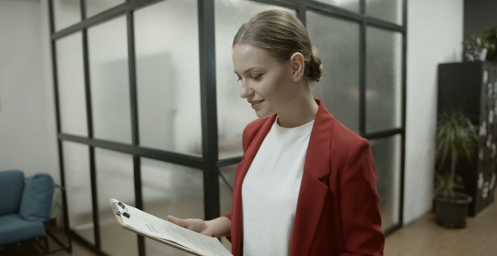 מנהלת עובדת על השמת בכירים בשוק ההון